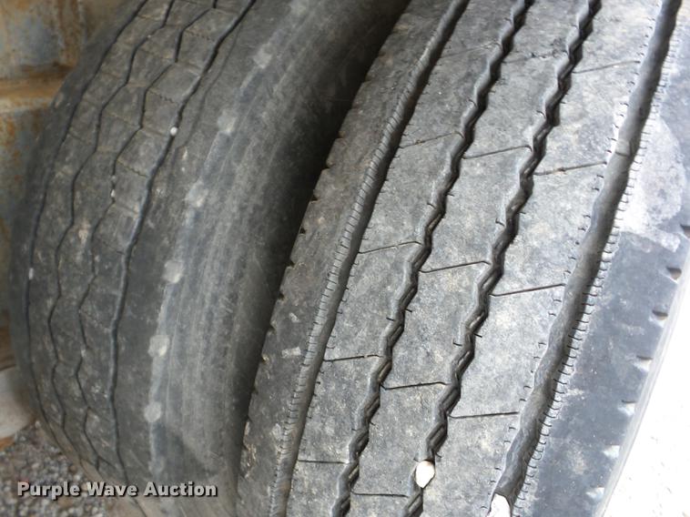 image for item J8548 1988 Fruehauf TAGTZEGF9200 tank trailer