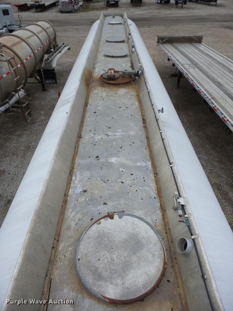 image for item J8548 1988 Fruehauf TAGTZEGF9200 tank trailer