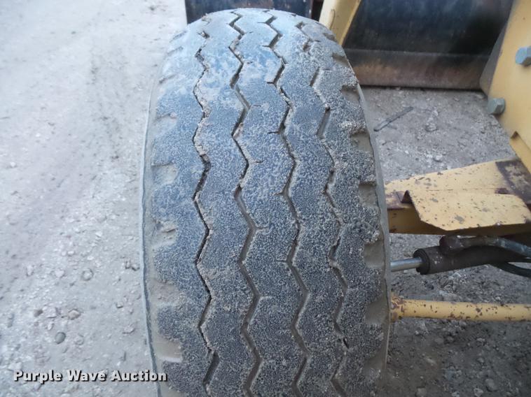 image for item DC5748 Ford 345C tractor