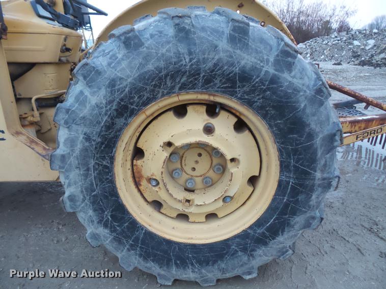 image for item DC5748 Ford 345C tractor