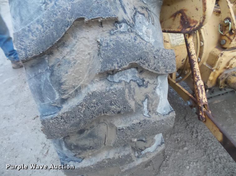 image for item DC5748 Ford 345C tractor