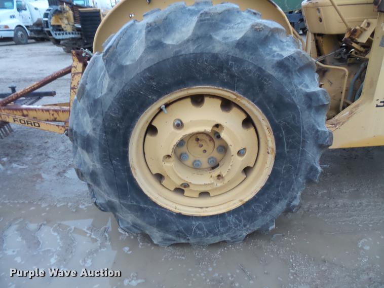 image for item DC5748 Ford 345C tractor