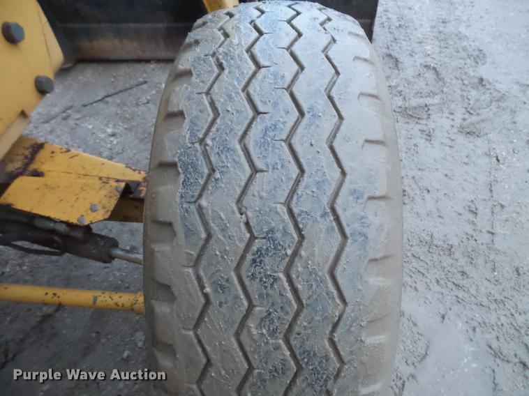 image for item DC5748 Ford 345C tractor