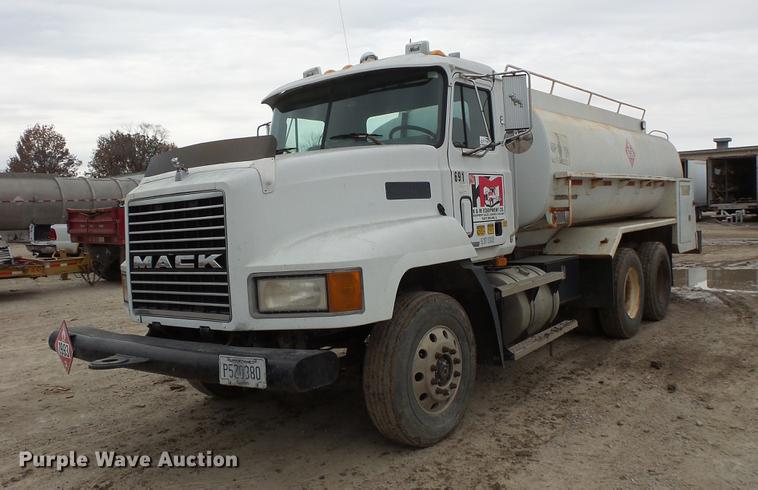 image for item DC6330 2000 Mack CH613 fuel truck