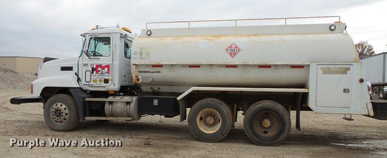 image for item DC6330 2000 Mack CH613 fuel truck