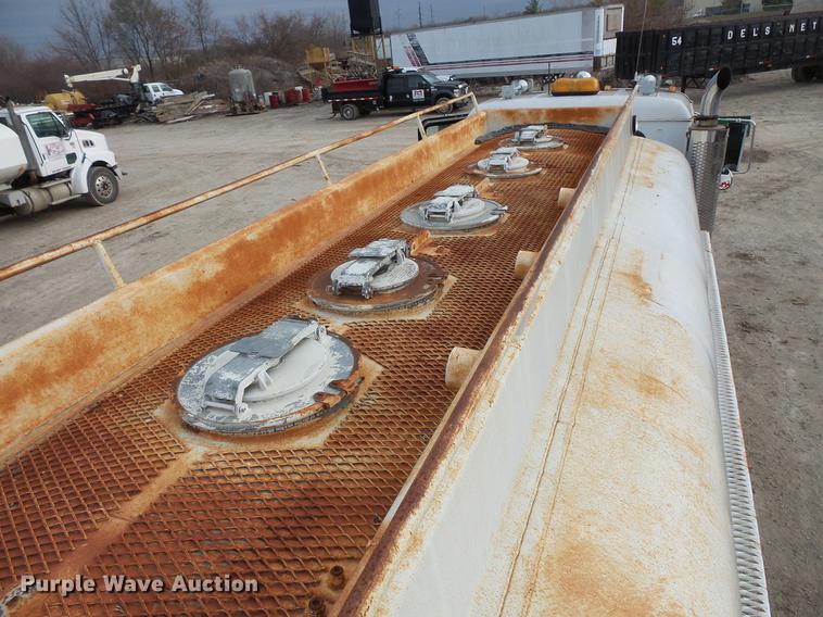 image for item DC6330 2000 Mack CH613 fuel truck