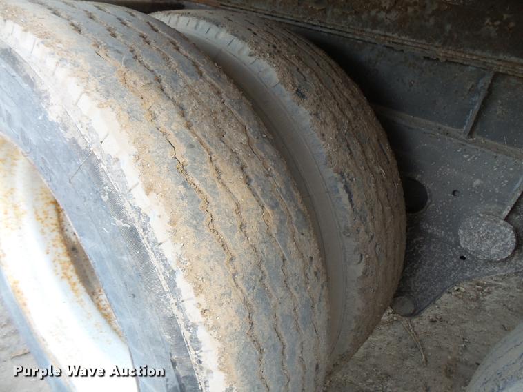 image for item DC6347 1984 Fruehauf FB9-F2-48-CST-102 dry van trailer