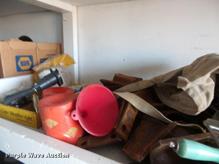 image for item DC6347 1984 Fruehauf FB9-F2-48-CST-102 dry van trailer