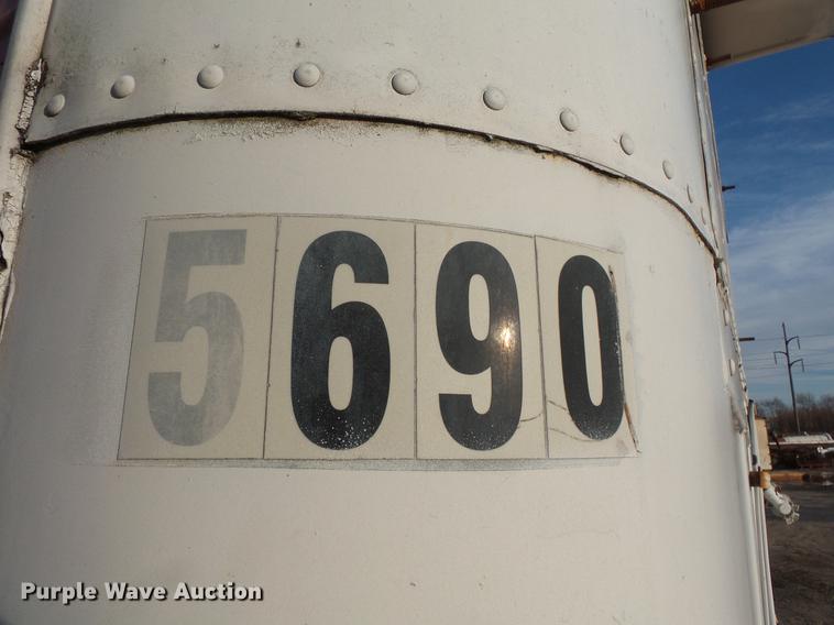 image for item DC6347 1984 Fruehauf FB9-F2-48-CST-102 dry van trailer