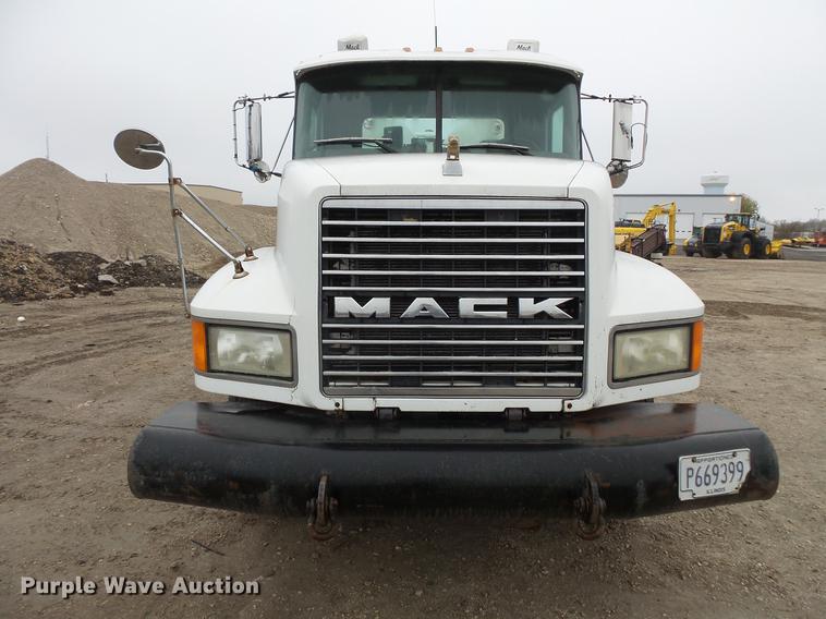 image for item DC6385 2002 Mack CH613 flatbed truck with mud mixer