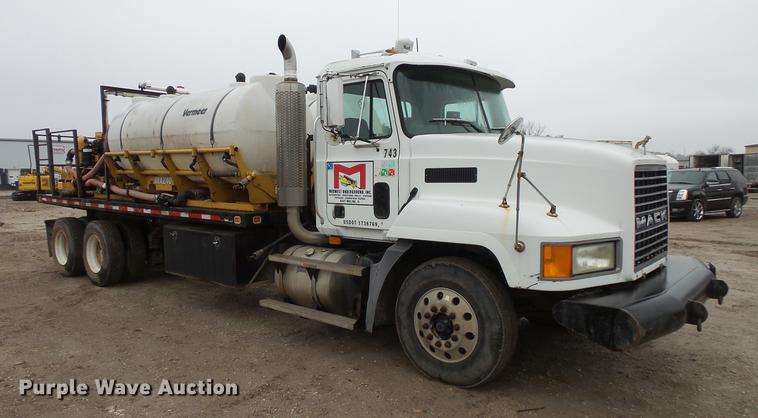image for item DC6385 2002 Mack CH613 flatbed truck with mud mixer