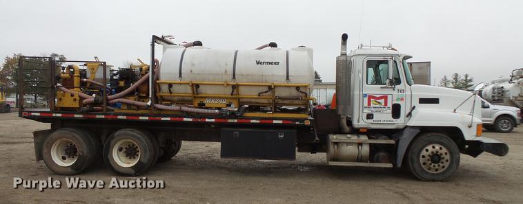 image for item DC6385 2002 Mack CH613 flatbed truck with mud mixer