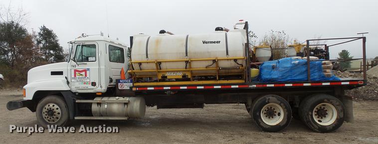 image for item DC6385 2002 Mack CH613 flatbed truck with mud mixer