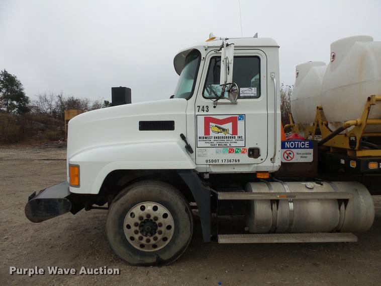 image for item DC6385 2002 Mack CH613 flatbed truck with mud mixer