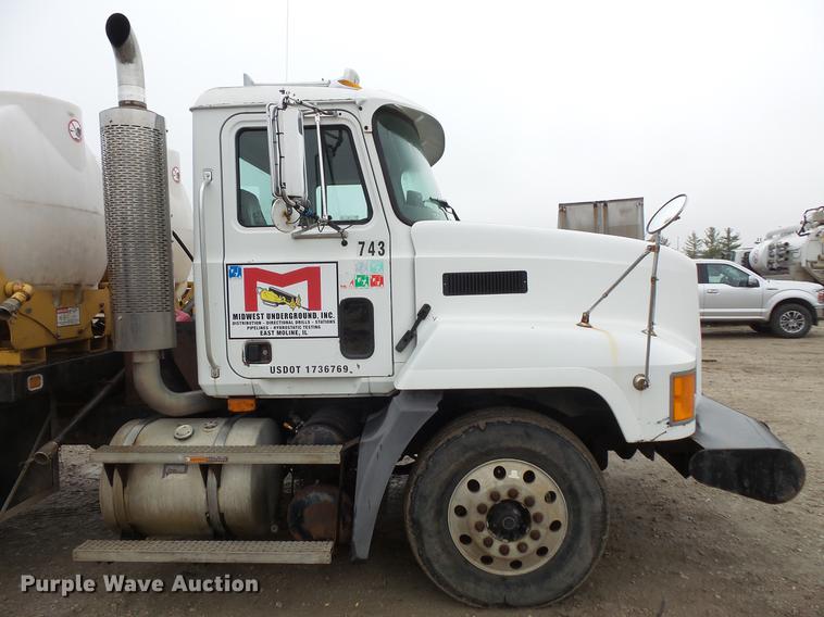 image for item DC6385 2002 Mack CH613 flatbed truck with mud mixer