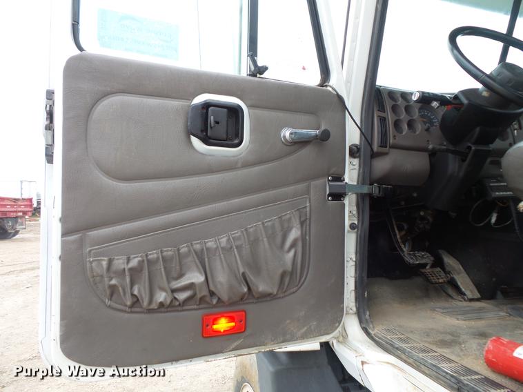 image for item DC6385 2002 Mack CH613 flatbed truck with mud mixer