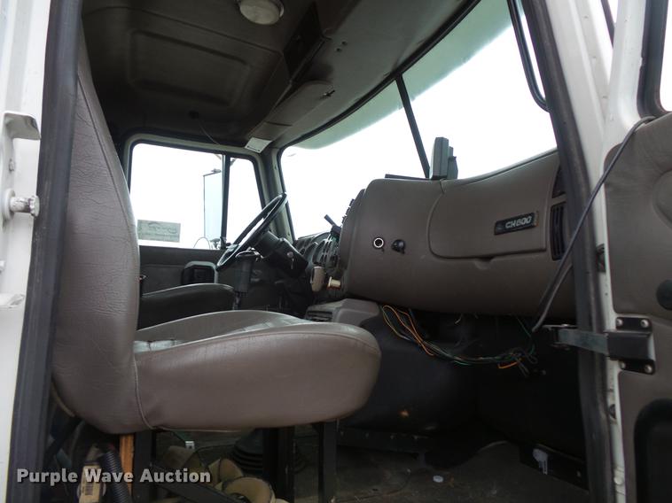 image for item DC6385 2002 Mack CH613 flatbed truck with mud mixer