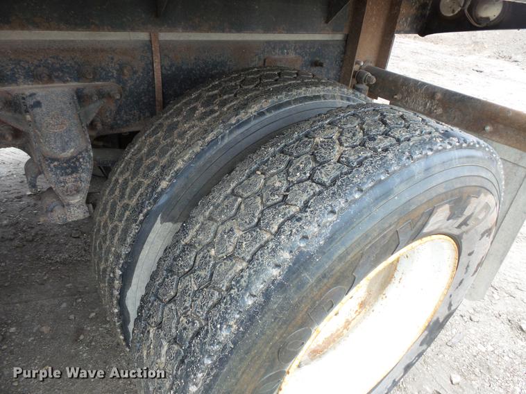 image for item DC6385 2002 Mack CH613 flatbed truck with mud mixer