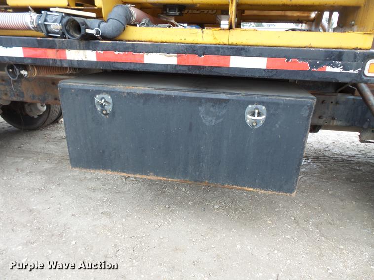 image for item DC6385 2002 Mack CH613 flatbed truck with mud mixer