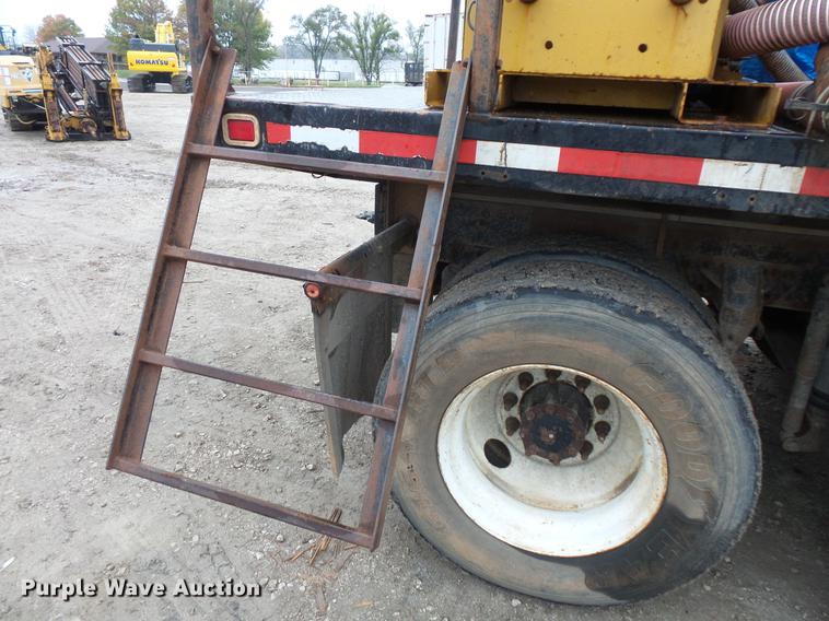 image for item DC6385 2002 Mack CH613 flatbed truck with mud mixer