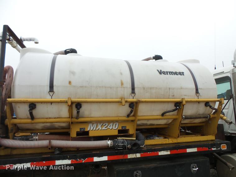 image for item DC6385 2002 Mack CH613 flatbed truck with mud mixer