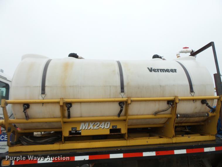 image for item DC6385 2002 Mack CH613 flatbed truck with mud mixer