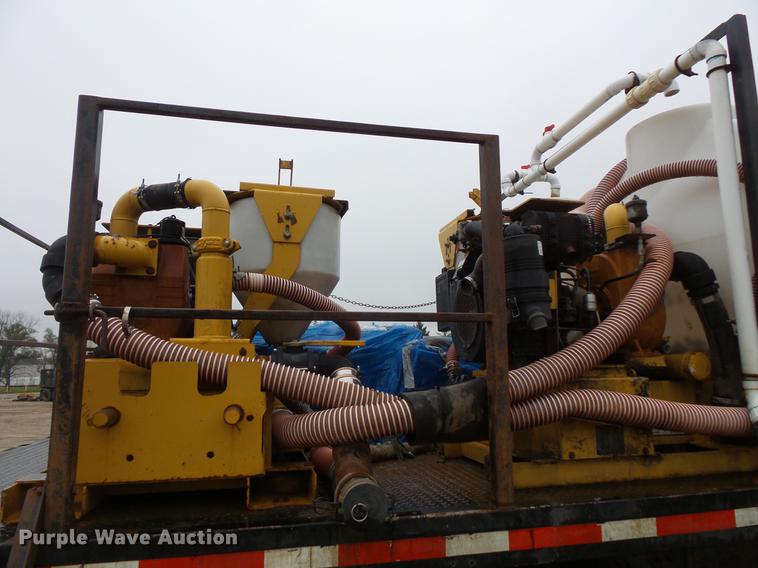 image for item DC6385 2002 Mack CH613 flatbed truck with mud mixer