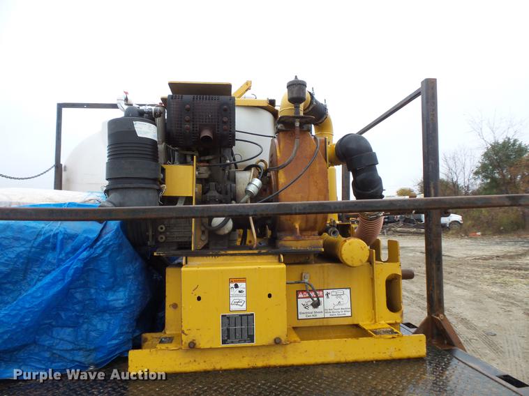 image for item DC6385 2002 Mack CH613 flatbed truck with mud mixer