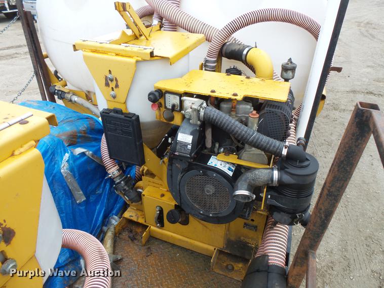 image for item DC6385 2002 Mack CH613 flatbed truck with mud mixer