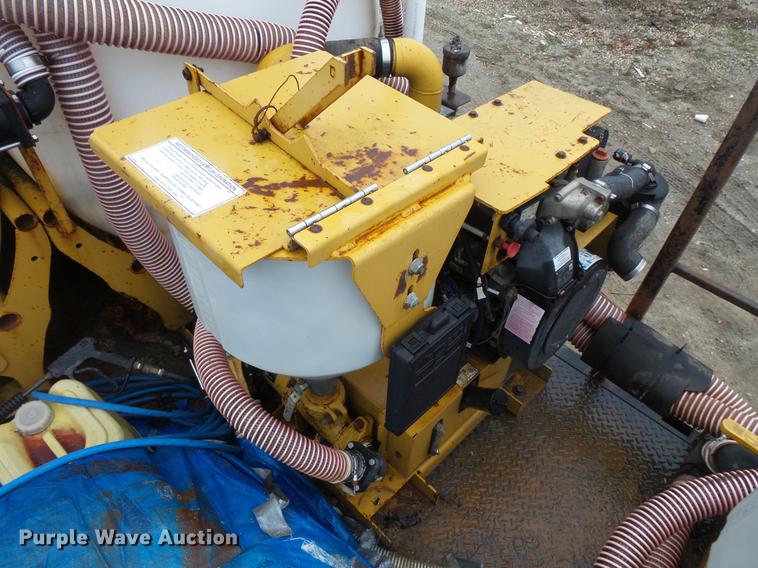 image for item DC6385 2002 Mack CH613 flatbed truck with mud mixer