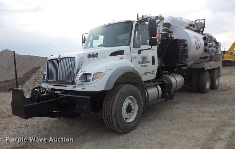 image for item DC6399 2007 International 7600 hydrovac truck