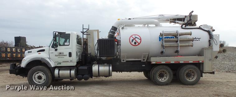 image for item DC6399 2007 International 7600 hydrovac truck