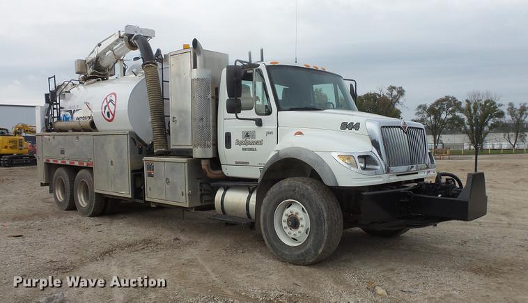 image for item DC6399 2007 International 7600 hydrovac truck