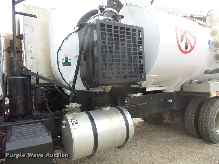 image for item DC6399 2007 International 7600 hydrovac truck