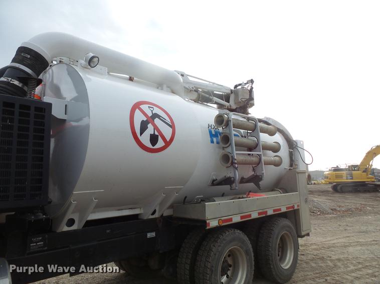 image for item DC6399 2007 International 7600 hydrovac truck
