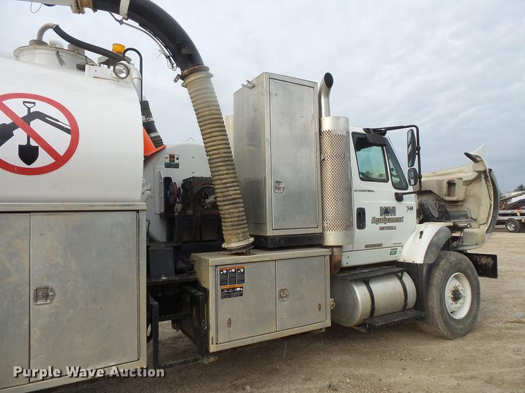 image for item DC6399 2007 International 7600 hydrovac truck