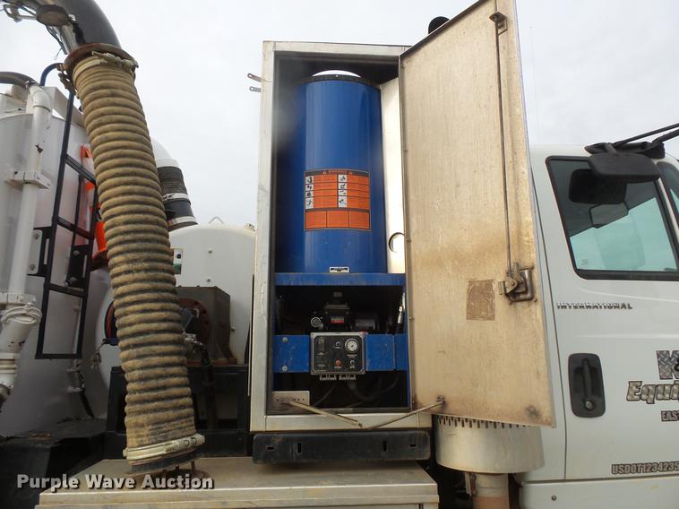 image for item DC6399 2007 International 7600 hydrovac truck