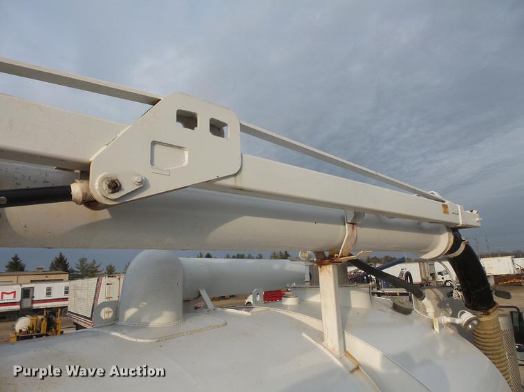 image for item DC6399 2007 International 7600 hydrovac truck