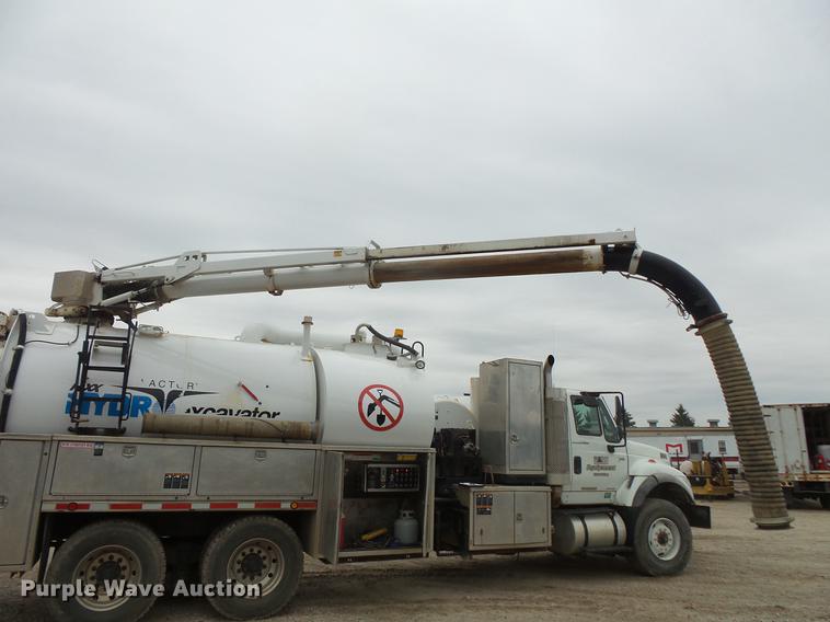 image for item DC6399 2007 International 7600 hydrovac truck