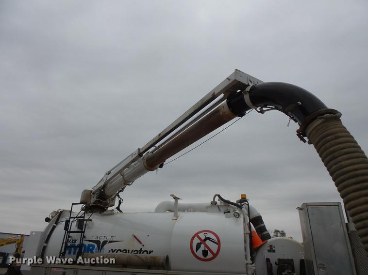image for item DC6399 2007 International 7600 hydrovac truck