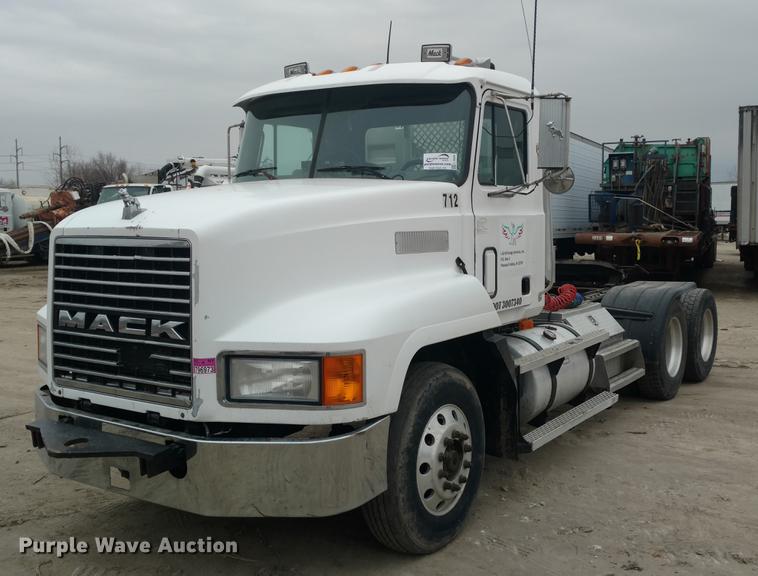 image for item L5650 1997 Mack CH613 semi truck