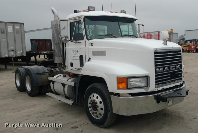 image for item L5650 1997 Mack CH613 semi truck