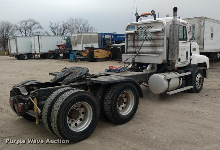 image for item L5650 1997 Mack CH613 semi truck