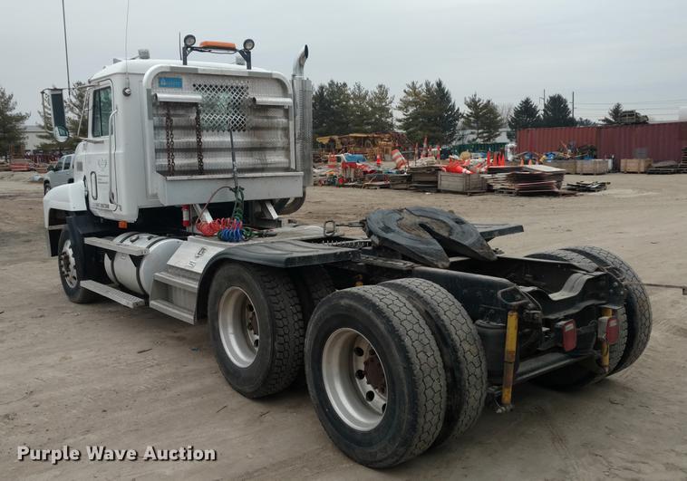 image for item L5650 1997 Mack CH613 semi truck