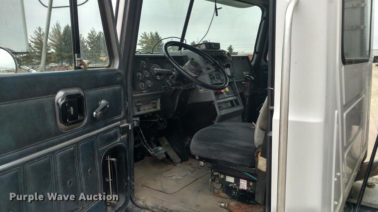 image for item L5650 1997 Mack CH613 semi truck