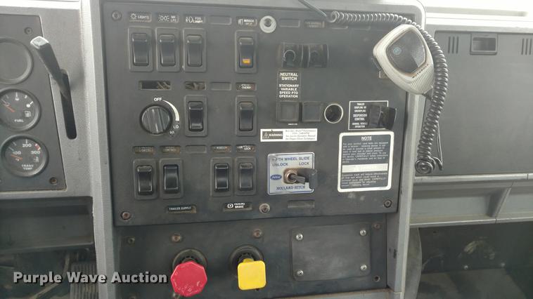 image for item L5650 1997 Mack CH613 semi truck