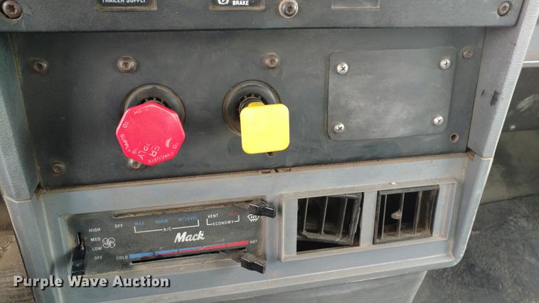 image for item L5650 1997 Mack CH613 semi truck