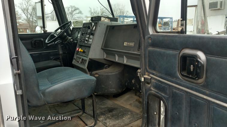 image for item L5650 1997 Mack CH613 semi truck