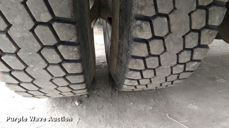 image for item L5650 1997 Mack CH613 semi truck