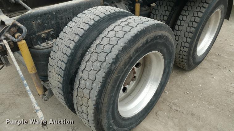 image for item L5650 1997 Mack CH613 semi truck